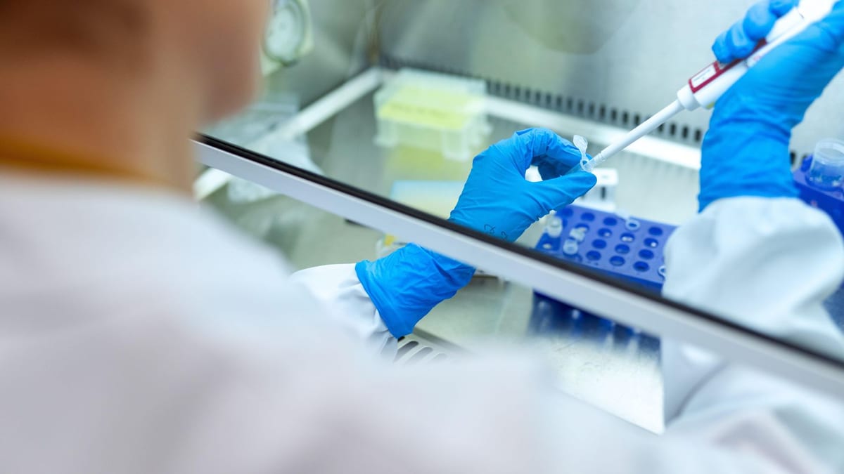 Fotografía que ilustra la noticia: Bruselas pone el foco en farmacéuticas y cosméticas para financiar el 80% del nuevo tratamiento de aguas: 4.020 millones en juego
