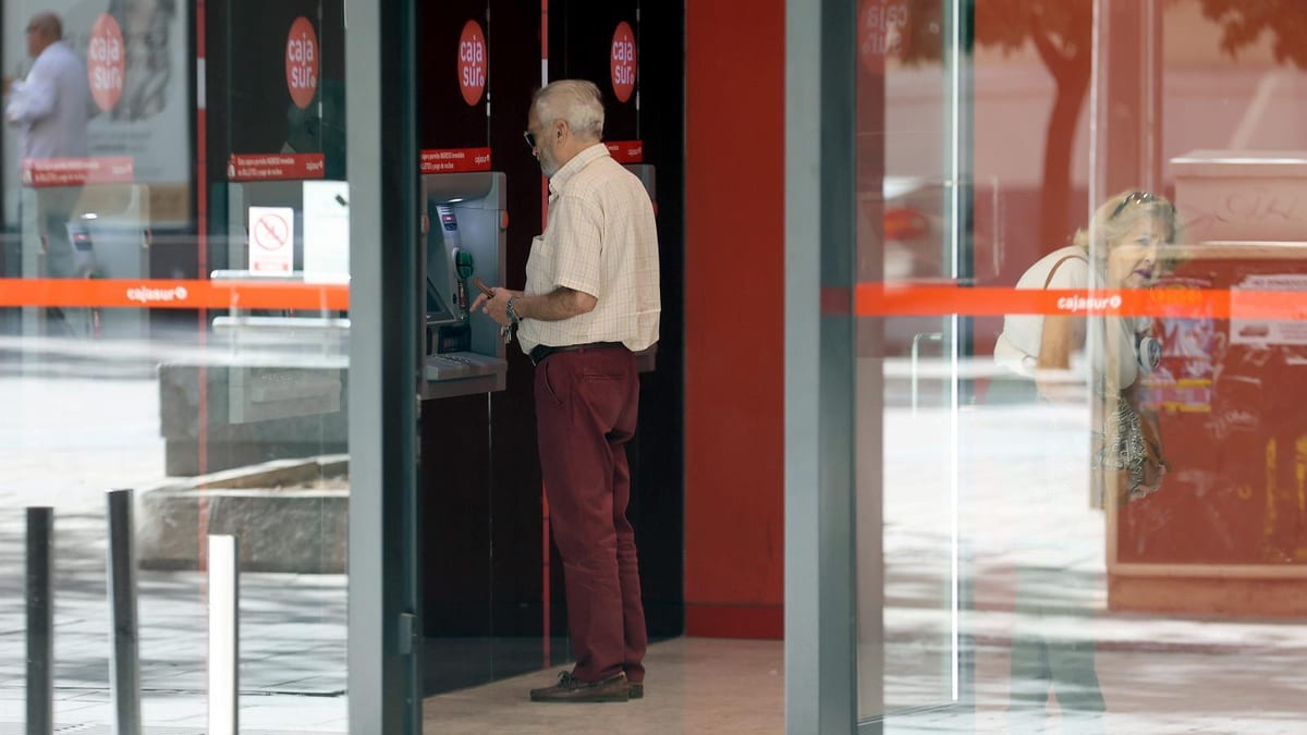 Fotografía que ilustra la noticia: Calendario de pago de las pensiones de agosto: estas son las fechas que manejan los principales bancos