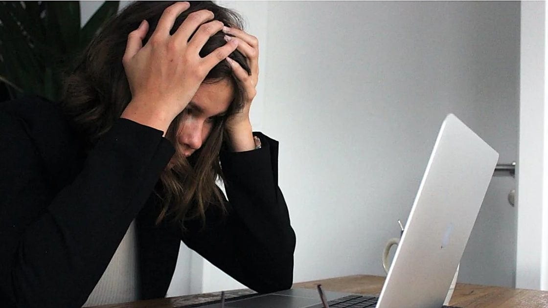 Fotografía que ilustra la noticia: El 'burnout' como causa de extinción voluntaria del contrato: qué implica para la indemnización y el paro