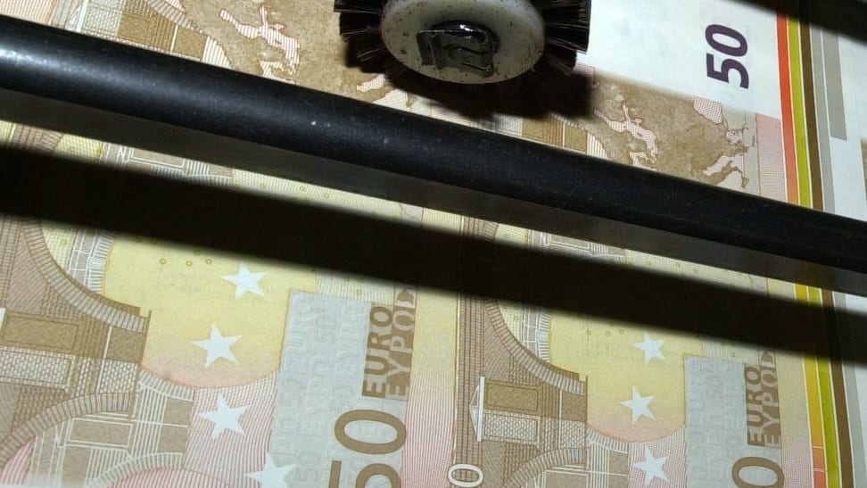 Fotografía que ilustra la noticia: El euro cae a mínimos de 17 meses ante la inquietud fiscal europea mientras las Bolsas recuperan terreno
