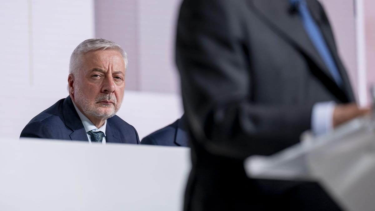 Fotografía que ilustra la noticia: El Gobierno multará con hasta 40.000 euros a los lobistas que hagan regalos a funcionarios o altos cargos públicos