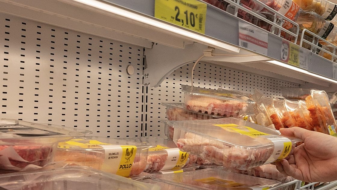 Fotografía que ilustra la noticia: El pollo sube un 3,8% en un año: la comparativa de precios entre Mercadona, Carrefour, El Corte Inglés, Alcampo y DIA