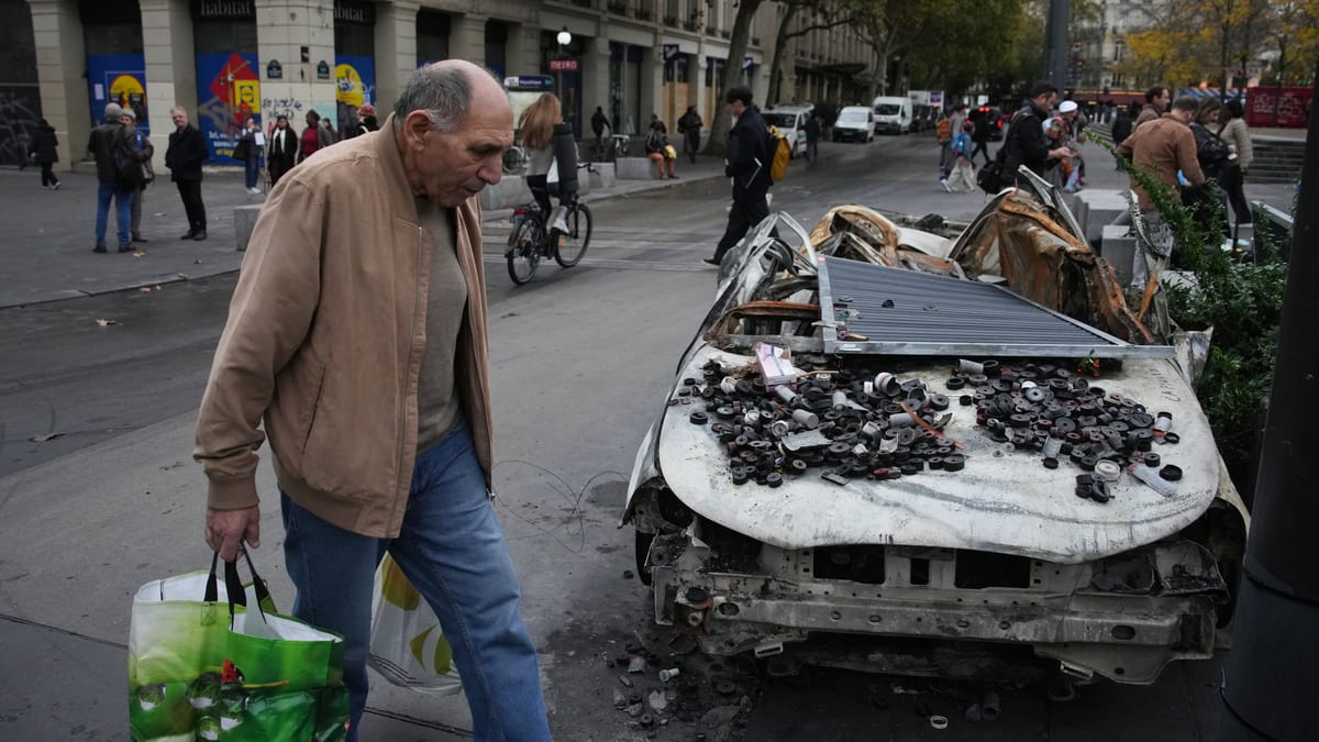 Fotografía que ilustra la noticia: Francia paga un 4,96% por su deuda a diez años y el Gobierno se queda sin margen ante la crisis social