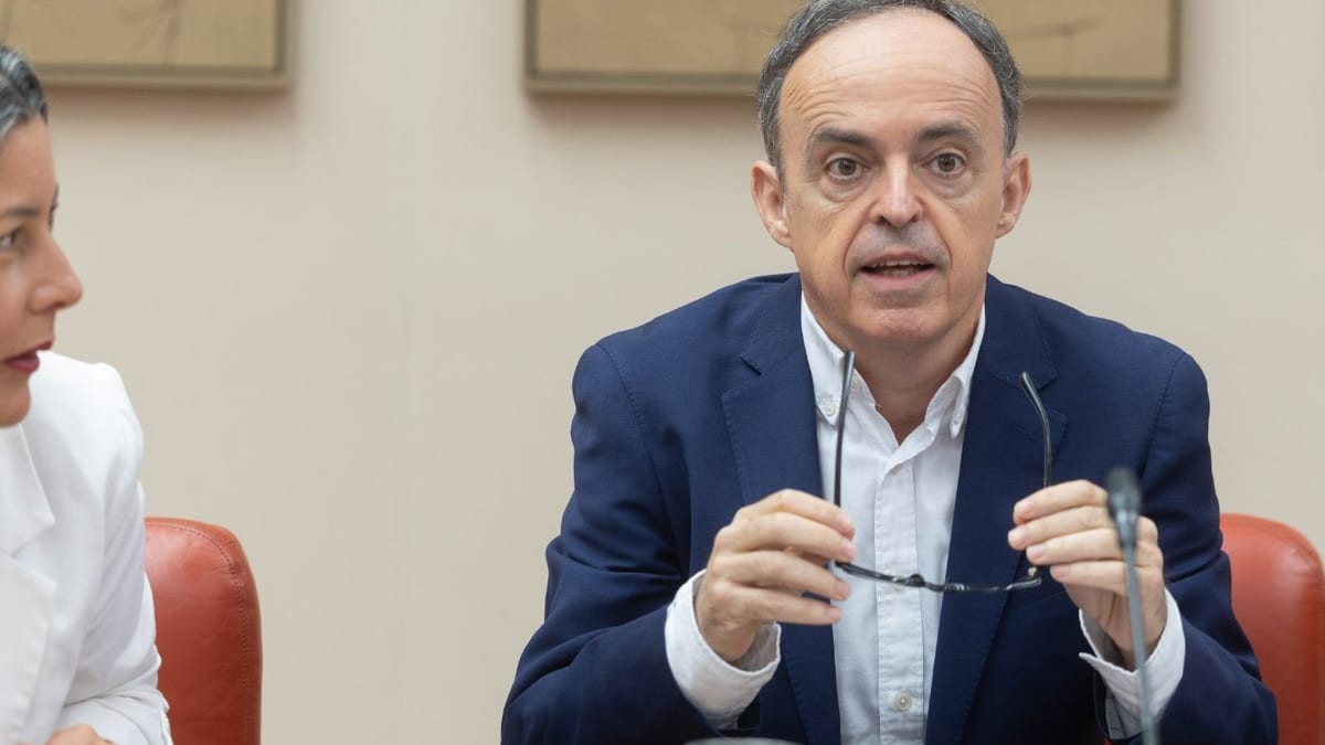Fotografía que ilustra la noticia: Ganuza aterriza en la CNMC con el apagón, la banca y la economía digital en la agenda