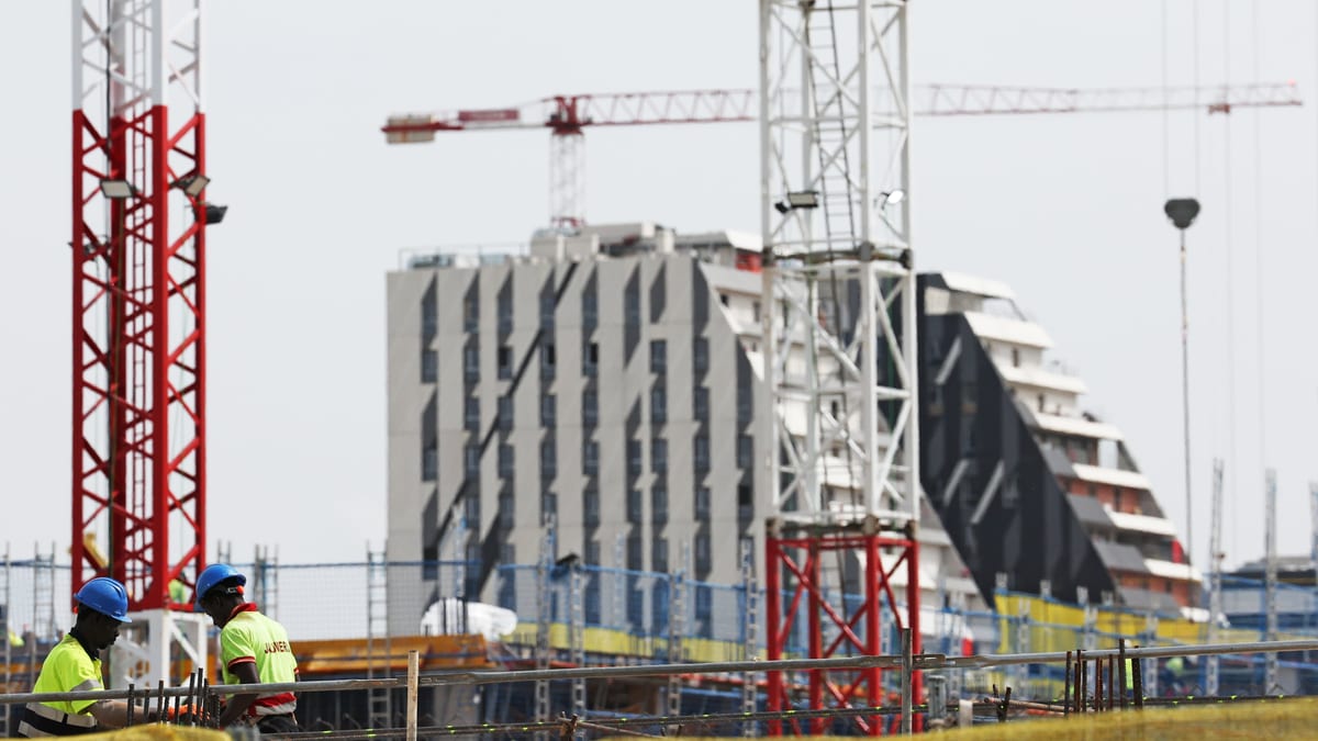 Fotografía que ilustra la noticia: La construcción en España se desploma un 9,7% en julio y triplica la caída media de la UE