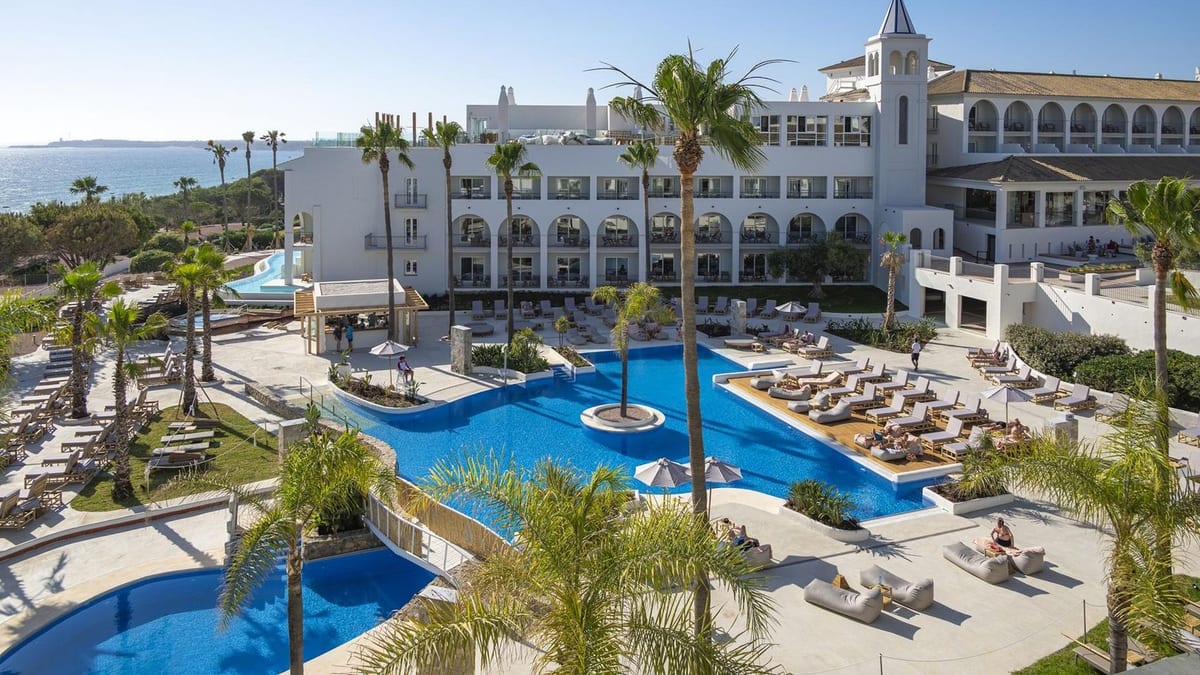 Fotografía que ilustra la noticia: La noche de hotel en España marca récord en julio: 156,9 euros de media, un 6,8% más que hace un año