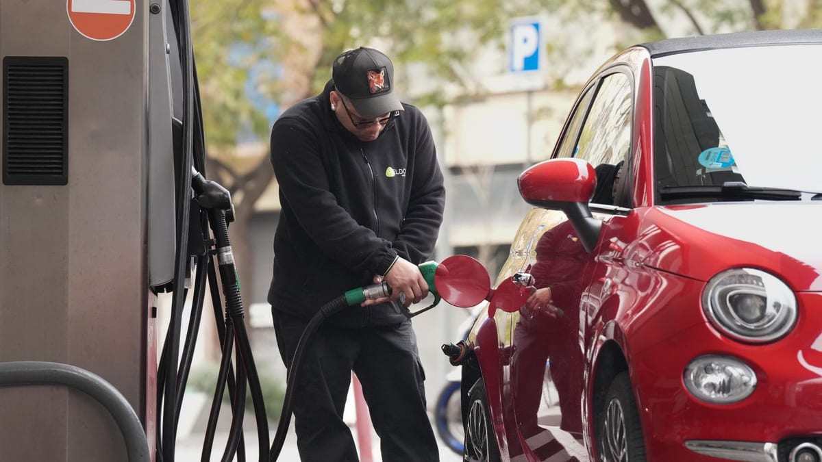 Fotografía que ilustra la noticia: Los carburantes encadenan su quinta subida y acumulan un encarecimiento cercano al 20% desde el fin de la rebaja del IVA