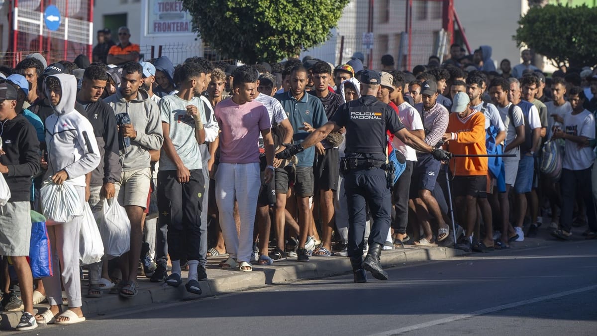 Fotografía que ilustra la noticia: Los migrantes de Ceuta que Sanidad vacune ahora no estarán 100% inmunizados hasta mediados de octubre