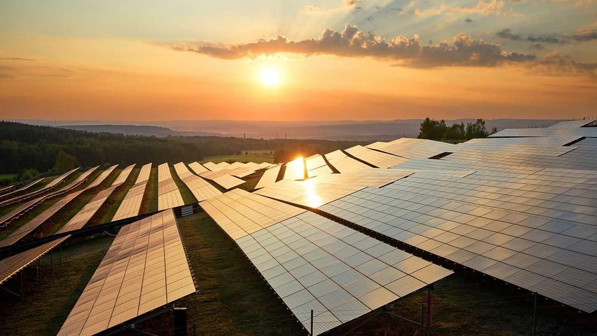 Fotografía que ilustra la noticia: Récord solar en España: el 11% de la energía generada este verano acaba en los vertidos por saturación de la red